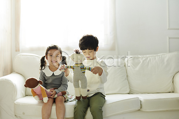 즐거움 남자 두명 어린이 어린이만 여자 한국인 JPG 앞모습 포토 미소(표정) 상반신 소파 실내 앉기 어린이라이프 인형 인형놀이 짝꿍