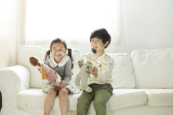 즐거움 남자 두명 어린이 어린이만 여자 한국인 JPG 앞모습 포토 미소(표정) 상반신 소파 실내 앉기 어린이라이프 인형 인형놀이 짝꿍