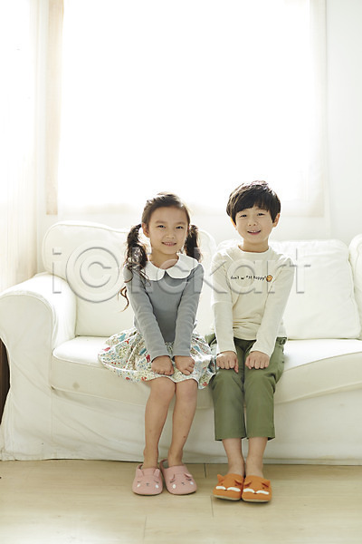 남자 두명 어린이 어린이만 여자 한국인 JPG 앞모습 포토 미소(표정) 소파 실내 앉기 어린이라이프 전신 짝꿍