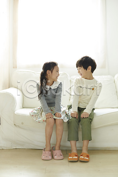 남자 두명 어린이 어린이만 여자 한국인 JPG 앞모습 포토 마주보기 미소(표정) 소파 실내 앉기 어린이라이프 전신 짝꿍