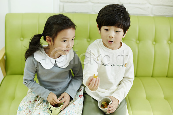 즐거움 남자 두명 어린이 어린이만 여자 한국인 JPG 앞모습 포토 디저트 미소(표정) 상반신 소파 실내 앉기 어린이라이프 젤리 짝꿍