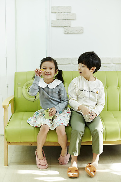 즐거움 남자 두명 어린이 어린이만 여자 한국인 JPG 앞모습 포토 디저트 미소(표정) 소파 실내 앉기 어린이라이프 전신 젤리 짝꿍