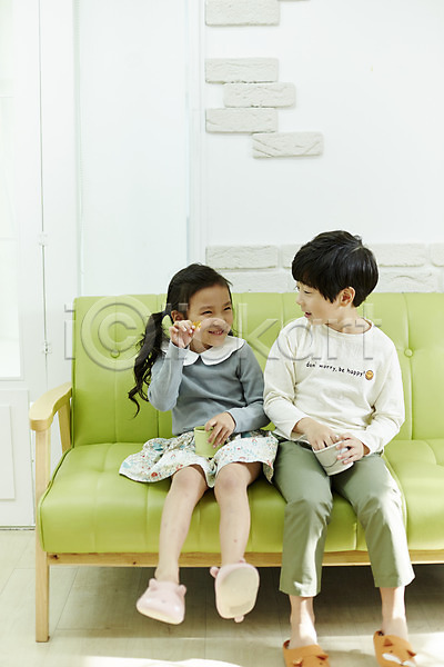 즐거움 남자 두명 어린이 어린이만 여자 한국인 JPG 앞모습 포토 디저트 미소(표정) 소파 실내 앉기 어린이라이프 전신 젤리 짝꿍