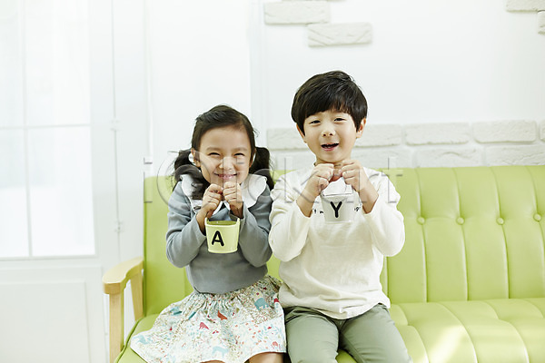즐거움 남자 두명 어린이 어린이만 여자 한국인 JPG 앞모습 포토 들기 미소(표정) 상반신 소파 실내 앉기 어린이라이프 짝꿍