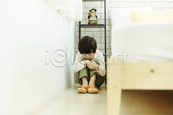 슬픔 남자 소년한명만 어린이 한국인 한명 JPG 앞모습 포토 숨기 실내 앉기 어린이라이프 전신 침대
