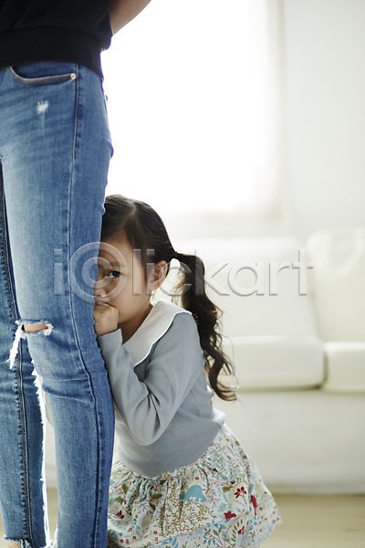 두명 성인 어린이 여자 여자만 한국인 JPG 옆모습 포토 딸 상반신 서기 숨기 실내 앉기 어린이라이프 엄마