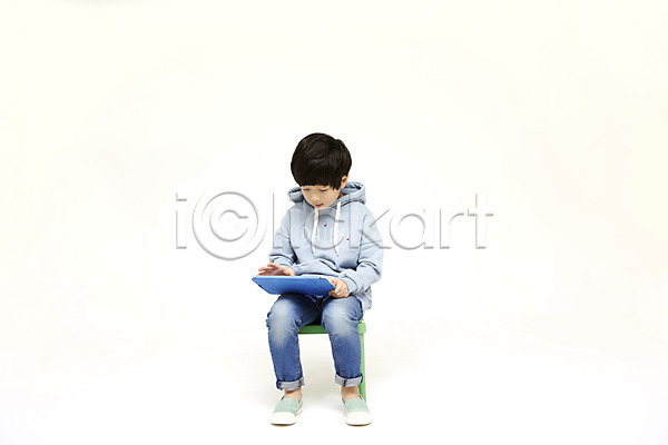 즐거움 남자 소년한명만 어린이 한국인 한명 JPG 앞모습 포토 스튜디오촬영 실내 앉기 어린이라이프 전신 태블릿