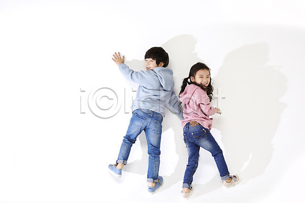 즐거움 남자 두명 어린이 어린이만 여자 한국인 JPG 뒷모습 포토 뒤돌아보기 서기 스튜디오촬영 실내 어린이라이프 장난 전신 짝꿍