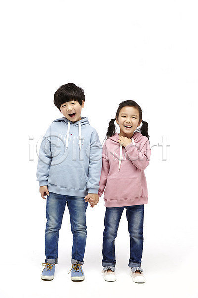 다정 즐거움 남자 두명 어린이 어린이만 여자 한국인 JPG 앞모습 포토 미소(표정) 서기 손잡기 스튜디오촬영 실내 어린이라이프 전신 짝꿍