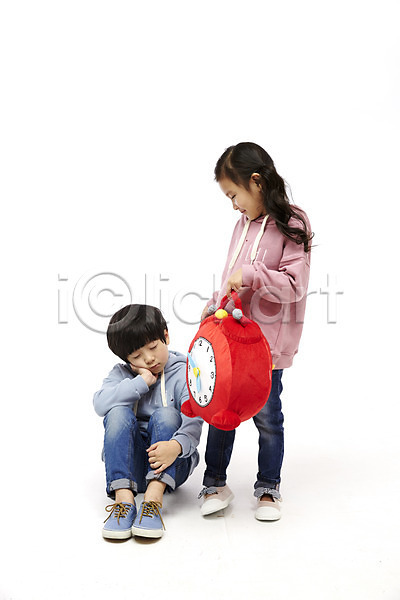 남자 두명 어린이 어린이만 여자 한국인 JPG 앞모습 포토 서기 스튜디오촬영 시계 실내 앉기 어린이라이프 전신 짝꿍