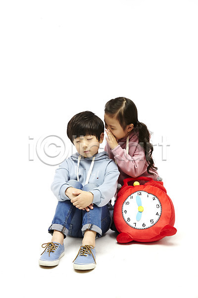 남자 두명 어린이 어린이만 여자 한국인 JPG 앞모습 포토 7시 귓속말 스튜디오촬영 시계 실내 앉기 어린이라이프 전신 짝꿍