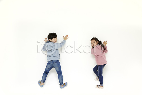 즐거움 남자 두명 어린이 어린이만 여자 한국인 JPG 뒷모습 포토 뒤돌아보기 서기 스튜디오촬영 실내 어린이라이프 장난 전신 짝꿍