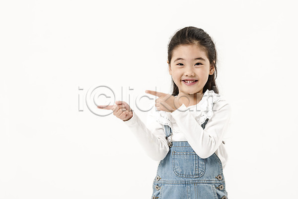 소녀(어린이) 소녀한명만 어린이 여자 초등학생 한국인 한명 JPG 앞모습 포토 가리킴 미소(표정) 상반신 서기 스튜디오촬영 실내 어린이라이프 여학생