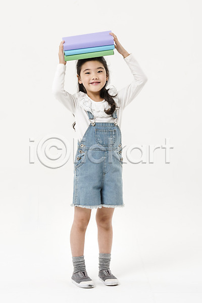 소녀(어린이) 소녀한명만 어린이 여자 초등학생 한국인 한명 JPG 앞모습 포토 들기 미소(표정) 서기 스튜디오촬영 실내 어린이라이프 여학생 전신 책