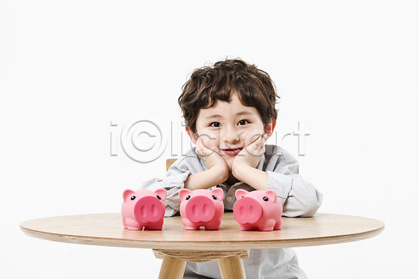 남자 소년 소년한명만 어린이 초등학생 한국인 한명 JPG 앞모습 포토 금융의날 남학생 돼지저금통 상반신 스튜디오촬영 실내 앉기 어린이라이프 탁자 턱괴기