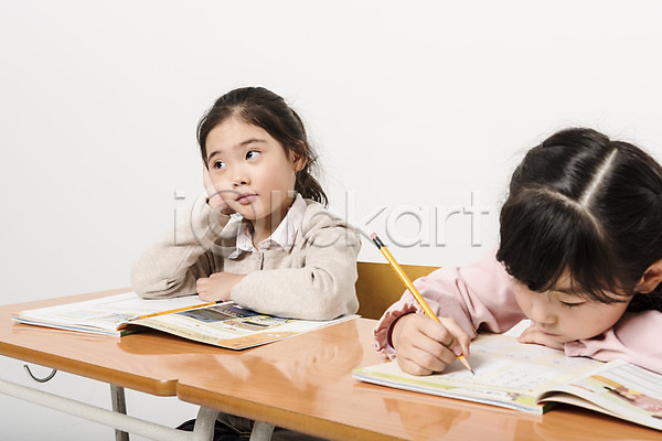 두명 소녀(어린이) 소녀만 어린이 여자 초등학생 한국인 JPG 앞모습 포토 교과서 상반신 수업 스튜디오촬영 실내 앉기 어린이교육 어린이라이프 여학생 의자 책상 친구 턱괴기