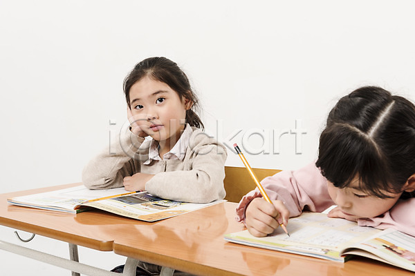 두명 소녀(어린이) 소녀만 어린이 여자 초등학생 한국인 JPG 앞모습 포토 교과서 상반신 수업 스튜디오촬영 실내 앉기 어린이교육 어린이라이프 여학생 의자 책상 친구 턱괴기