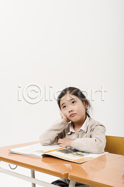 소녀(어린이) 소녀한명만 어린이 여자 초등학생 한국인 한명 JPG 앞모습 포토 교과서 상반신 생각 수업 스튜디오촬영 실내 앉기 어린이교육 어린이라이프 여학생 의자 책상 턱괴기
