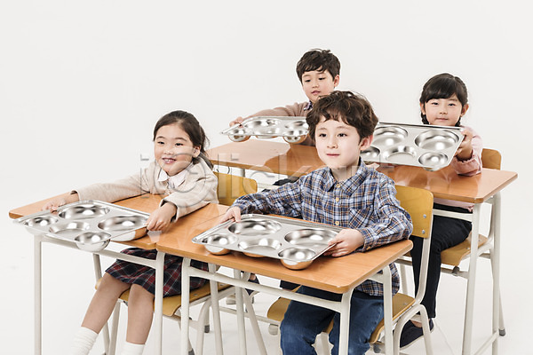 남자 소녀(어린이) 소년 어린이 어린이만 여러명 여자 초등학생 한국인 JPG 앞모습 포토 급식 남학생 들기 미소(표정) 상반신 스튜디오촬영 식판 실내 앉기 어린이교육 어린이라이프 여학생 의자 전신 책상 친구