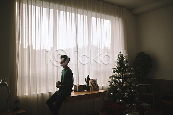 휴식 20대 남자 성인 성인남자한명만 한국인 한명 JPG 실루엣 옆모습 포토 거실 들기 상반신 실내 앉기 커튼 크리스마스 크리스마스트리