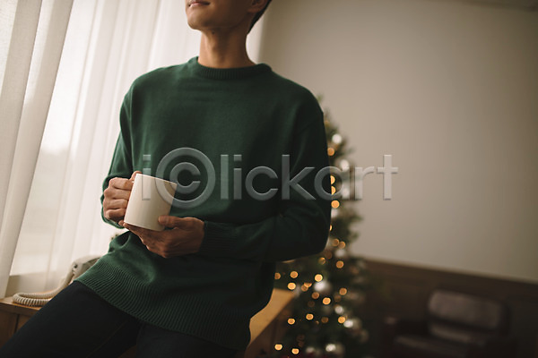 휴식 20대 남자 성인 성인남자한명만 한국인 한명 JPG 아웃포커스 앞모습 포토 거실 들기 머그컵 상반신 실내 앉기 크리스마스 크리스마스트리