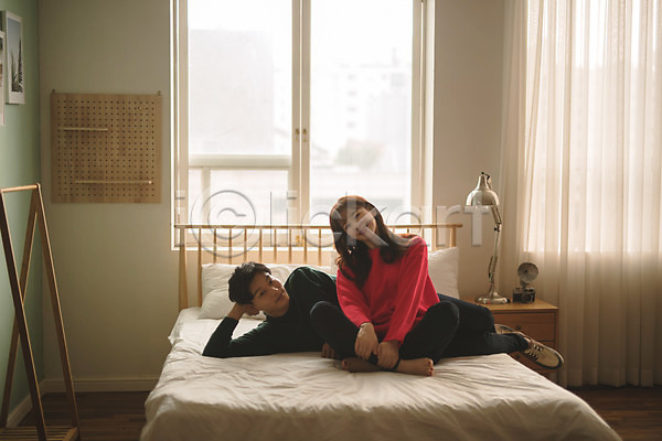 다정 20대 30대 남자 두명 성인 성인만 여자 한국인 JPG 앞모습 포토 눕기 미소(표정) 실내 앉기 전신 침대 커플 크리스마스