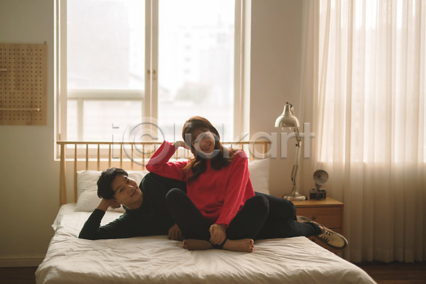 다정 20대 30대 남자 두명 성인 성인만 여자 한국인 JPG 앞모습 포토 눕기 미소(표정) 실내 앉기 전신 침대 커플 크리스마스