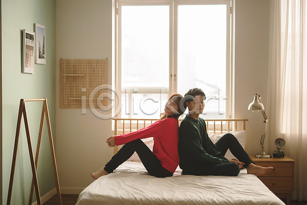 다정 20대 30대 남자 두명 성인 성인만 여자 한국인 JPG 옆모습 포토 등맞대기 미소(표정) 실내 앉기 전신 침대 커플 크리스마스