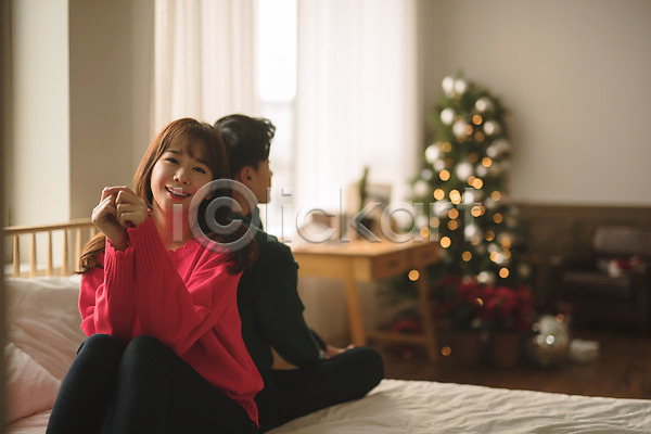 다정 20대 30대 남자 두명 성인 성인만 여자 한국인 JPG 뒷모습 아웃포커스 앞모습 포토 미소(표정) 상반신 실내 앉기 침대 커플 크리스마스 크리스마스트리