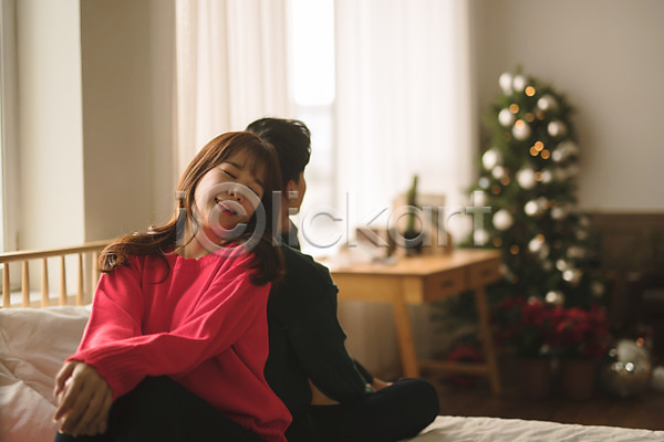 다정 20대 30대 남자 두명 성인 성인만 여자 한국인 JPG 뒷모습 앞모습 포토 눈감음 미소(표정) 상반신 실내 앉기 침대 커플 크리스마스 크리스마스트리