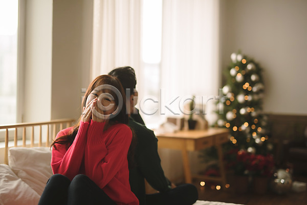 다정 20대 30대 남자 두명 성인 성인만 여자 한국인 JPG 뒷모습 아웃포커스 앞모습 포토 등맞대기 미소(표정) 상반신 실내 앉기 침대 커플 크리스마스 크리스마스트리