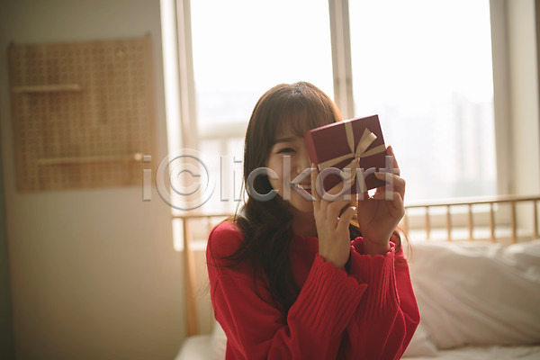 30대 성인 성인여자한명만 여자 한국인 한명 JPG 앞모습 포토 들기 미소(표정) 상반신 선물 실내 앉기 침대 커플 크리스마스