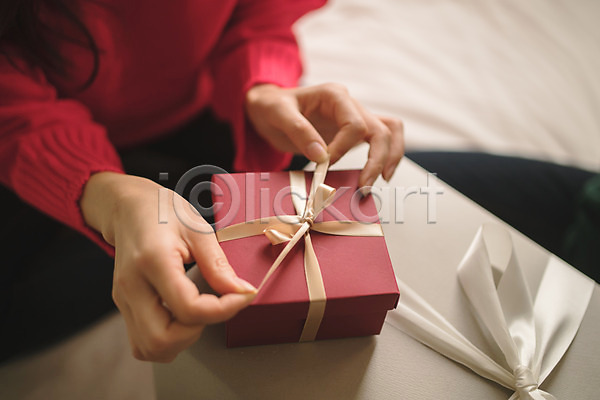 30대 성인 성인여자한명만 신체부위 여자 한국인 한명 JPG 앞모습 포토 리본 상반신 선물 선물상자 손 실내 앉기 침대 커플 크리스마스