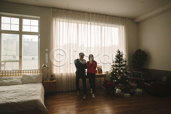 다정 20대 30대 남자 두명 성인 성인만 여자 한국인 JPG 앞모습 포토 들기 미소(표정) 실내 앉기 전신 책상 침대 커플 커피 크리스마스 크리스마스트리