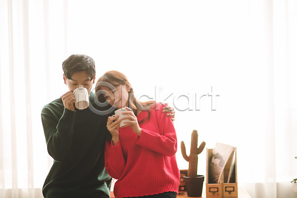 다정 20대 30대 남자 두명 성인 성인만 여자 한국인 JPG 아웃포커스 앞모습 포토 거실 기댐 미소(표정) 상반신 선인장 실내 앉기 어깨에손 커플 커피 커피잔 크리스마스