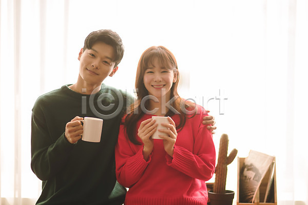 다정 20대 30대 남자 두명 성인 성인만 여자 한국인 JPG 앞모습 포토 거실 들기 머그컵 미소(표정) 상반신 실내 앉기 어깨에손 커플 커피잔 크리스마스