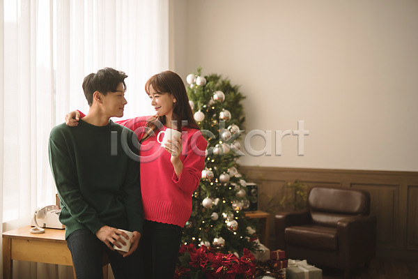 다정 20대 30대 남자 두명 성인 성인만 여자 한국인 JPG 앞모습 포토 거실 들기 머그컵 미소(표정) 상반신 실내 앉기 어깨동무 커플 크리스마스 크리스마스트리