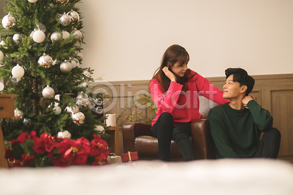다정 20대 30대 남자 두명 성인 성인만 여자 한국인 JPG 아웃포커스 앞모습 포토 거실 미소(표정) 상반신 실내 앉기 응시 커플 크리스마스 크리스마스트리