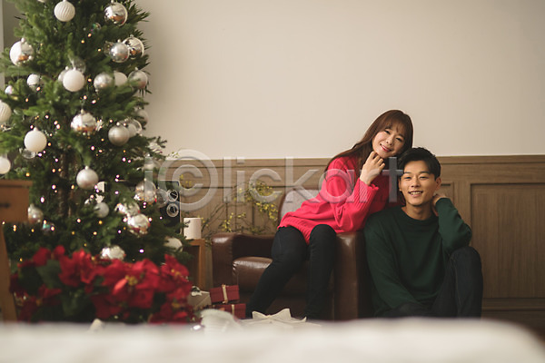 다정 20대 30대 남자 두명 성인 성인만 여자 한국인 JPG 아웃포커스 앞모습 포토 거실 미소(표정) 상반신 소파 실내 앉기 커플 크리스마스 크리스마스트리