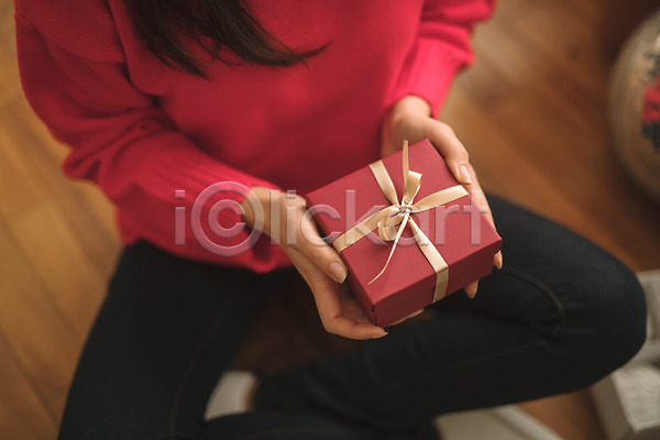 30대 성인 성인여자한명만 신체부위 여자 한국인 한명 JPG 아웃포커스 앞모습 포토 하이앵글 들기 상반신 선물 실내 앉기 크리스마스