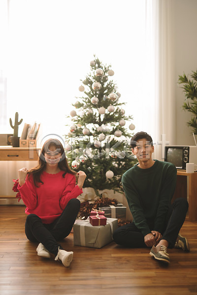 다정 20대 30대 남자 두명 성인 성인만 여자 한국인 JPG 앞모습 포토 미소(표정) 선물 실내 앉기 전신 커플 크리스마스 크리스마스트리