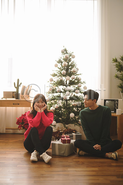 다정 20대 30대 남자 두명 성인 성인만 여자 한국인 JPG 아웃포커스 앞모습 포토 미소(표정) 선물 실내 앉기 응시 전신 커플 크리스마스 크리스마스트리 턱괴기