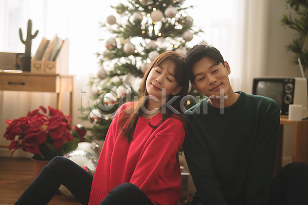 다정 20대 30대 남자 두명 성인 성인만 여자 한국인 JPG 아웃포커스 앞모습 포토 거실 기댐 눈감음 미소(표정) 상반신 실내 앉기 커플 크리스마스 크리스마스트리