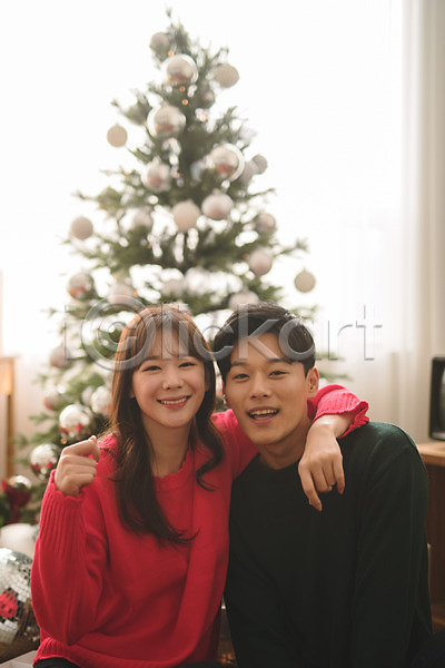 다정 20대 30대 남자 두명 성인 성인만 여자 한국인 JPG 아웃포커스 앞모습 포토 미소(표정) 상반신 실내 앉기 어깨동무 커플 크리스마스 크리스마스트리