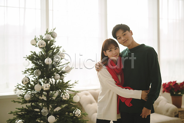 다정 20대 30대 남자 두명 성인 성인만 여자 한국인 JPG 앞모습 포토 거실 목도리 미소(표정) 상반신 서기 소파 실내 안기 어깨에손 커플 크리스마스 크리스마스트리