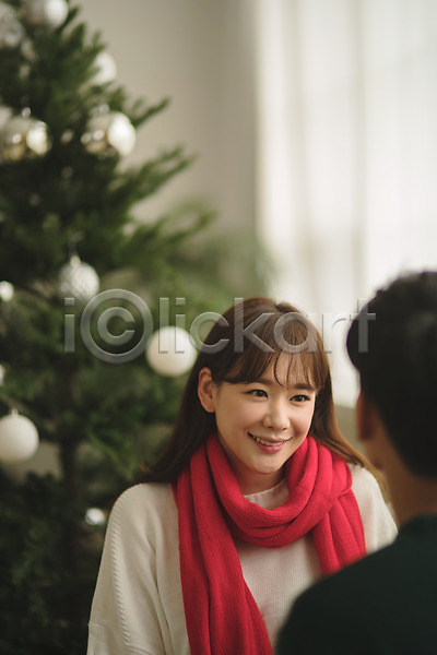 다정 20대 30대 남자 두명 성인 성인만 여자 한국인 JPG 뒷모습 아웃포커스 앞모습 포토 목도리 미소(표정) 상반신 서기 실내 응시 커플 크리스마스 크리스마스트리