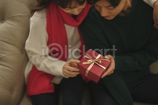 다정 20대 30대 남자 두명 성인 성인만 여자 한국인 JPG 앞모습 포토 하이앵글 거실 들기 목도리 미소(표정) 상반신 선물 소파 실내 앉기 응시 커플 크리스마스