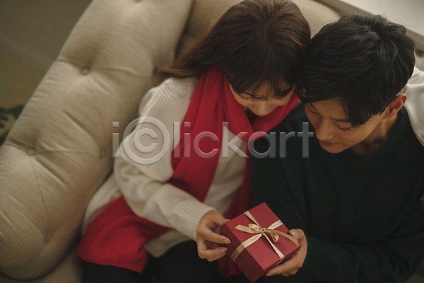 다정 20대 30대 남자 두명 성인 성인만 여자 한국인 JPG 아웃포커스 앞모습 포토 하이앵글 거실 들기 목도리 미소(표정) 상반신 선물 소파 실내 앉기 커플 크리스마스