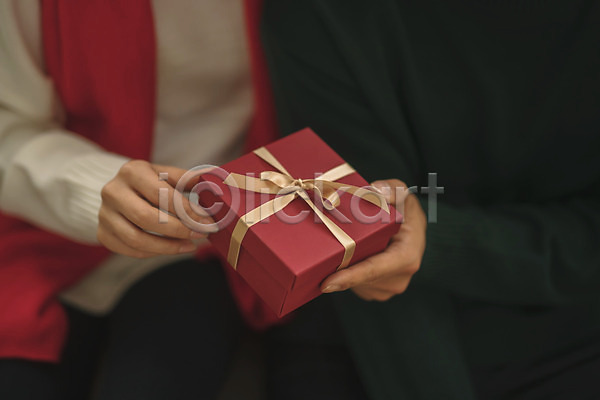 다정 20대 30대 남자 두명 성인 성인만 신체부위 여자 한국인 JPG 앞모습 포토 들기 목도리 상반신 선물 손 실내 앉기 커플 크리스마스