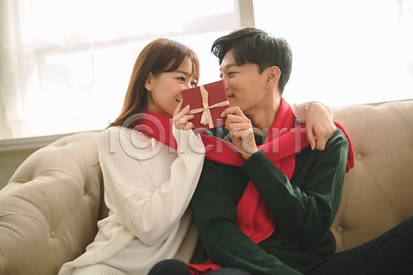 다정 20대 30대 남자 두명 성인 성인만 여자 한국인 JPG 앞모습 포토 거실 들기 목도리 미소(표정) 상반신 선물 소파 실내 앉기 어깨동무 커플 크리스마스 크리스마스트리